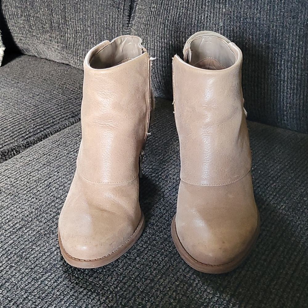 Shoes - Picture 2 of 4